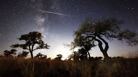 Stunning Time-Lapse of Milky Way & Aurora Above the American West