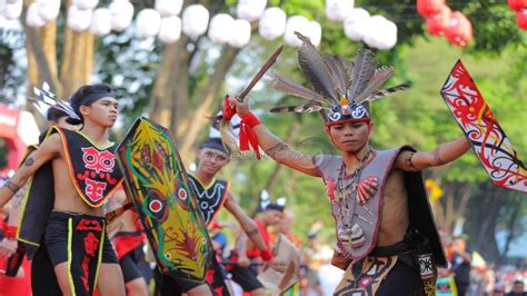 19+ Istimewa Tarian Adat Suku Dayak