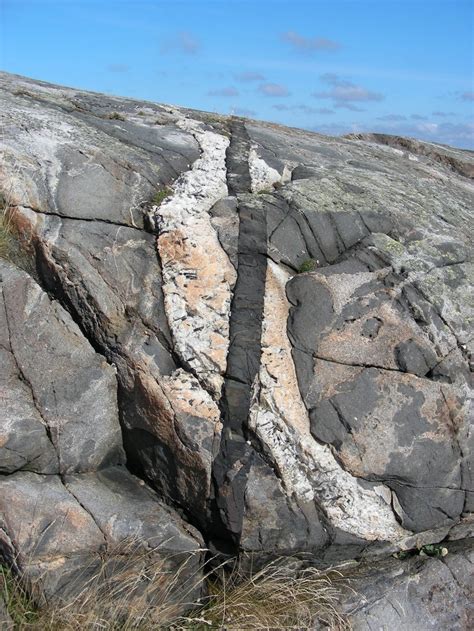 Igneous intrusions - The Australian Museum