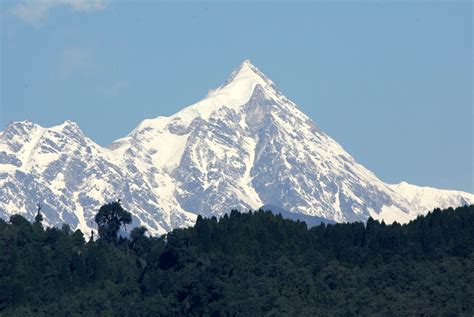 Two Indian climbers die on Mount Kanchenjunga in Nepal - Business Insider