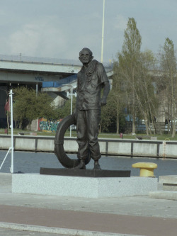 Pomnik kapitana Ludomira Mączki 2015, brąz, Aleja Żeglarzy, Szczecin