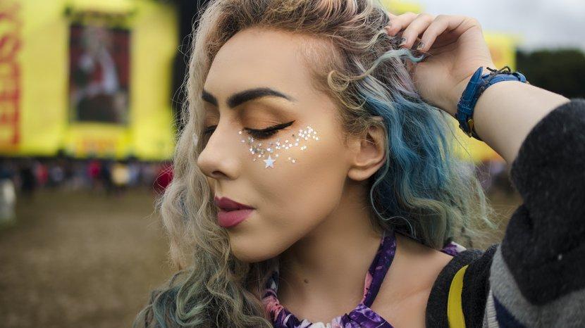 Tips Makeup untuk Nonton Konser dan Festival Musik Anti Gagal, Bikin Kamu Kece Berjam-jam