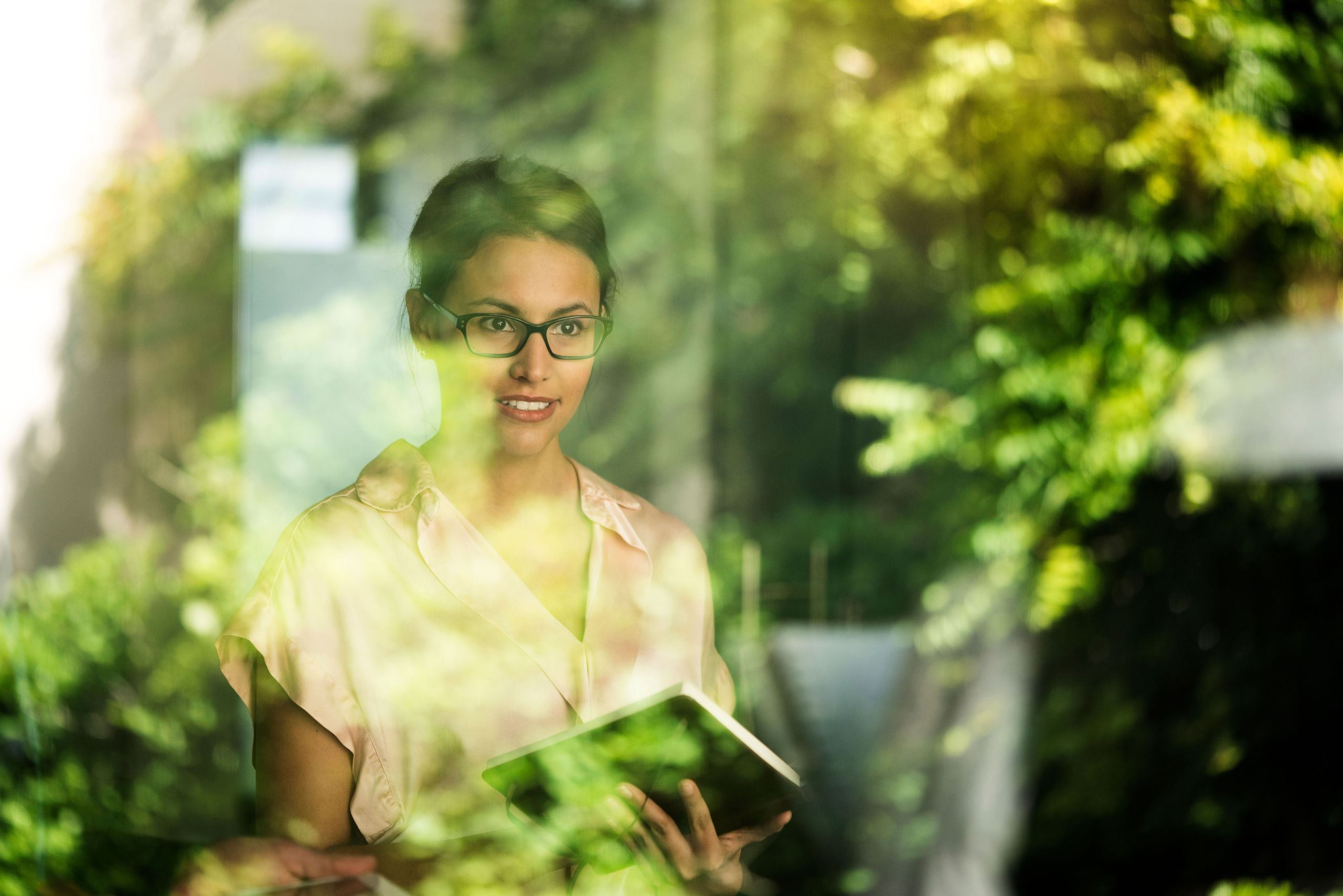 Keyvisual_GreenServices_Frau_im_Grünen_iStock-1127470621.jpg