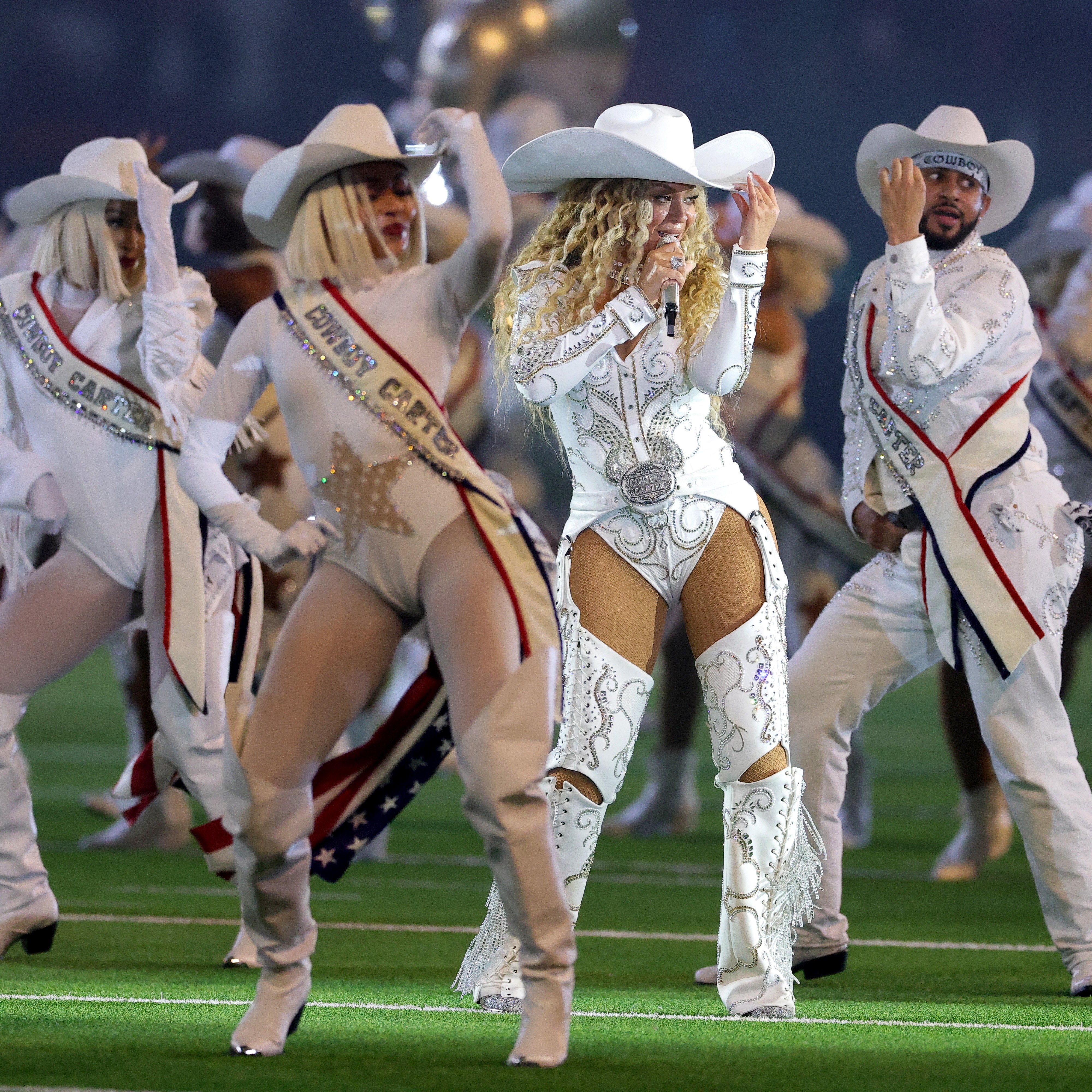 All The Best Reactions to Beyoncé's Christmas Halftime Show