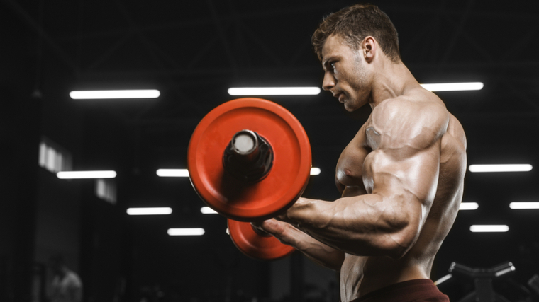 bodybuilder doing curl 