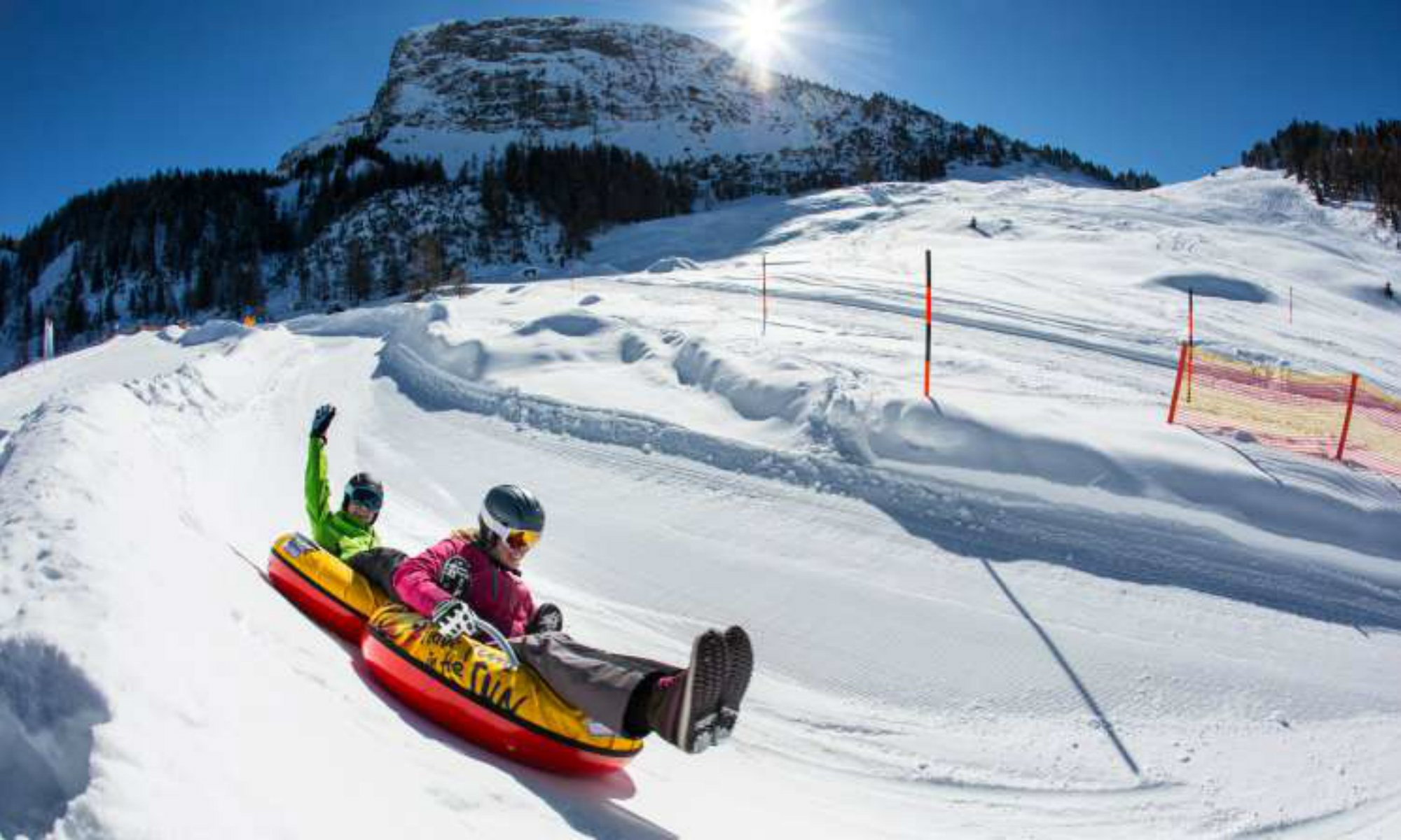 Persone che fanno Snowtubing nella Zillertal Arena in Austria