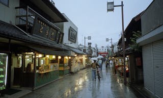 雨の柴又。東京都葛飾区柴又7丁目。地図はこちら。 English: The street of Shibamata which leads to Taishakuten Temple.