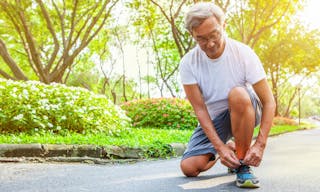 Sport old Man or Senior runner Tying Shoelaces getting ready jogging in park - 圖片