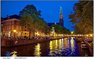 800px-Amsterdam_at_night_00