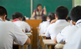 group of middle school students studying in classroom - 圖片