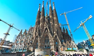 聖家堂 高第 BARCELONA, SPAIN 17 April: Tourists looking Sagrada Familia in 17.04.2011 in Barcelona, Spain. Expiatory Church of Holy F