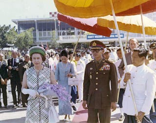 1972年2月15日，伊麗莎白二世搭乘的飛機降落清邁機場，蒲美蓬陪同。