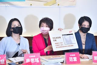 民進黨立委范雲（中）、吳思瑤（左）、賴品妤（右）
12日舉辦「我的性私密我自主！台灣不能有N號房！」
記者會，呼籲朝野立委共同支持修法，保障人民身體及
性自主權。
中央社記者林俊耀攝  109年5月12日