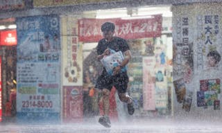 台北市區午後大雷雨　民眾奔跑過馬路