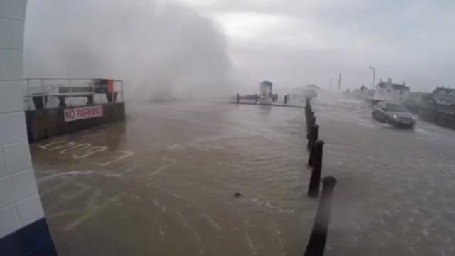 Storm Frank: Heavy rain and flooding on Anglesey - BBC News