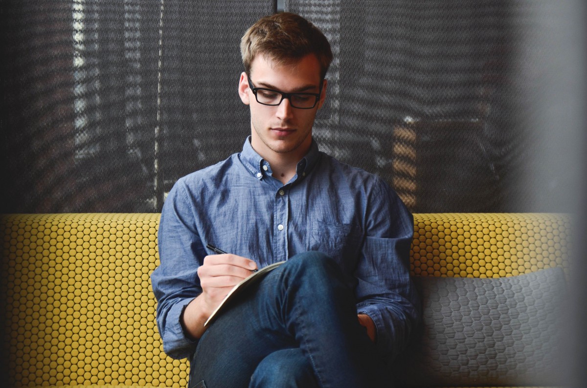 carnet, homme, travail, la personne, gens, Bloc-note, mâle, portrait, Jeune, séance, Entreprise, Bureau, Entreprise, canapé, écrire, Commencez, Pigiste, free-lance, auteur, décontractée, compagnie, homme d'affaire, Rabotage, entrepreneur, séance photo, Commencez