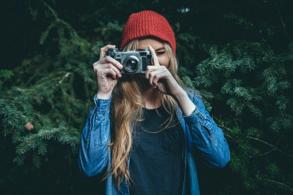 dłoń,dziewczyna,włosy,aparat fotograficzny,fotograf,sosna