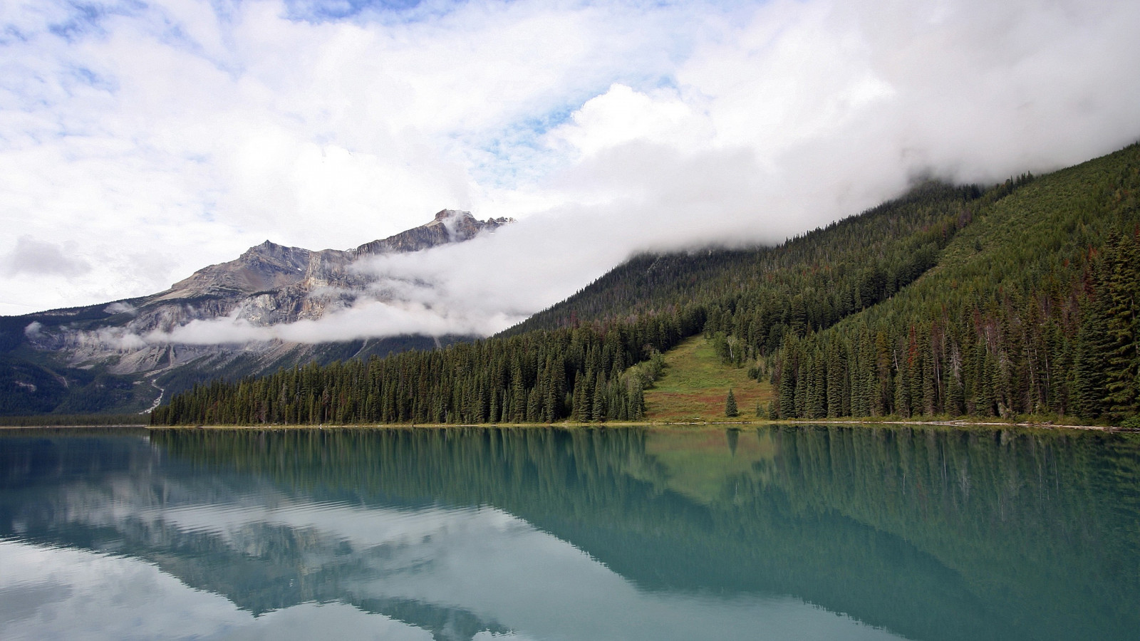 krajina, jezero, voda, Příroda, odraz, nebe, ráno, národní park, fjord, divočina, banka, mount scenérie, crater Lake, zvuk, ledovcové jezero, mrak, strom, hora, nádrž, pleso, 2560x1440 px, vysočina, jezero, pohoří, moréna, stanice hill, ledová landform, meteorologický jev, klesl, vodní zdroje