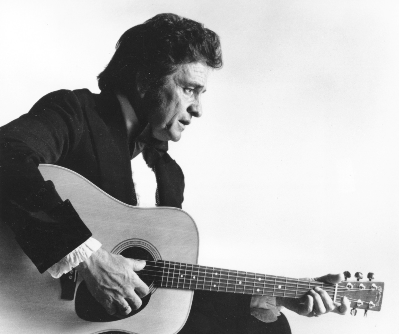 hombres, monocromo, guitarra, instrumento musical, música, músico, guitarrista, Johnny Cash, Hombre de negro, en blanco y negro, Fotografía monocroma, Instrumentos de cuerda pinchados, instrumento de cuerda, bajista, bajo, guitarra acustica, Guitarra de diapositivas