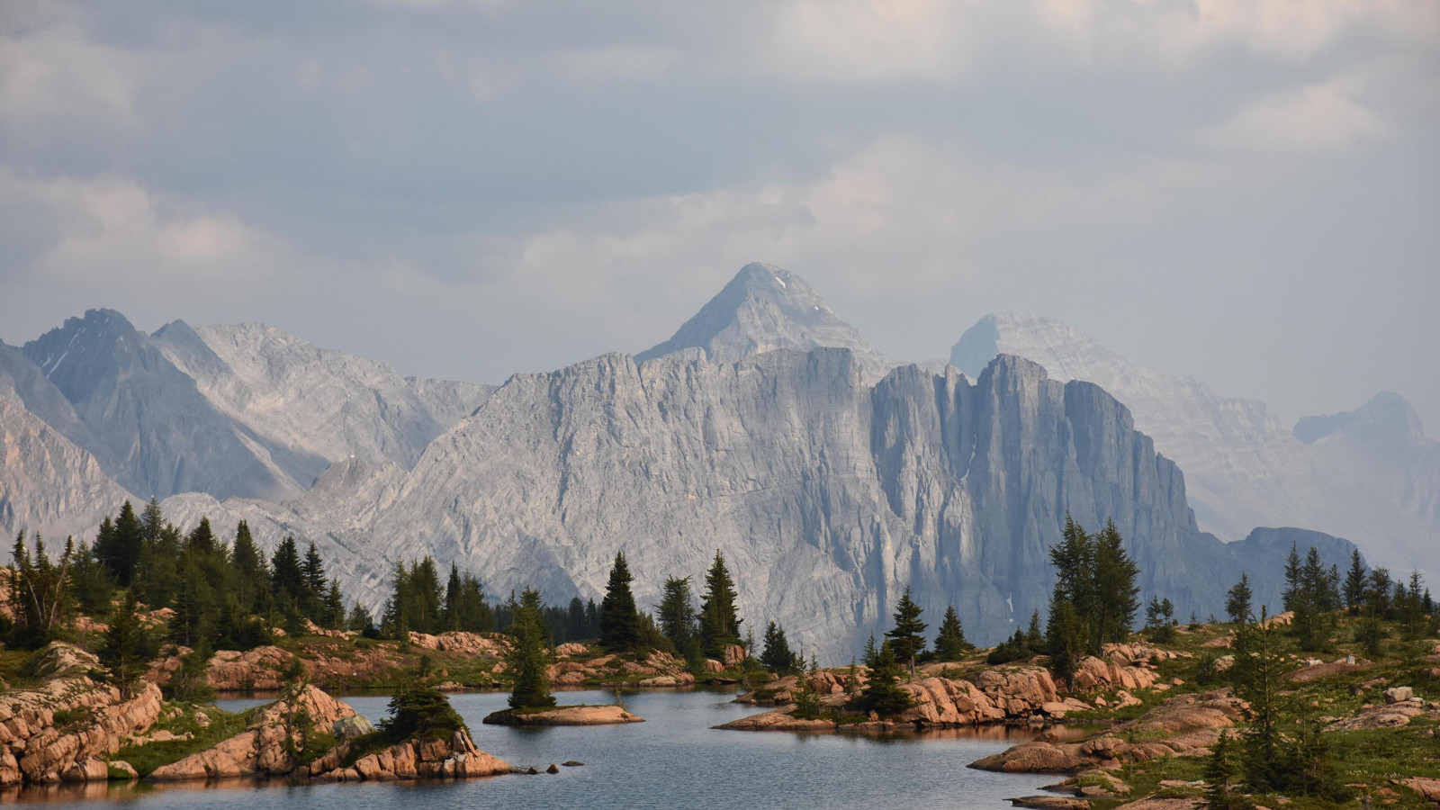 nube, montagna, acqua, cielo, pianta, albero, Natural landscape, larice, montanaro, lago, bioma, alveo, Banca, Terreno, paesaggio, Formazione, catena montuosa, valle, foresta, geomorfologia glaciale, collina, cumulo, serbatoio, fiume di montagna, laghetto, Massiccio, conifera, natura selvaggia, affioramento, natura, abbattere, distretto del Lago, batholith, Glacial Lake, roccia, riserva naturale, lago, suono, riflessione, inverno, cresta, vertice, Turismo, ghiacciaio, tropical and subtropical coniferous forests, insenatura, morena, pino, spruce fir forest, famiglia del pino, costa, Arete, wadi, promontorio, mare, fiume, oceano