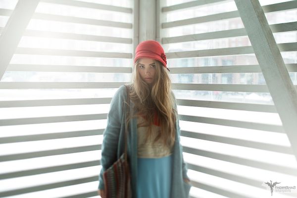 women,blonde,Red Hat,looking at viewer,dress,fashion