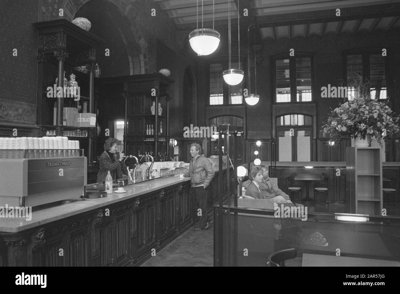 The Grand Café Restaurant 1e Klas, the monumental dining room in Central Station in Amsterdam, will be reopened today Date: December 12, 1986 Location: Amsterdam, Noord-Holland Keywords: restaurants, stations Stock Photo