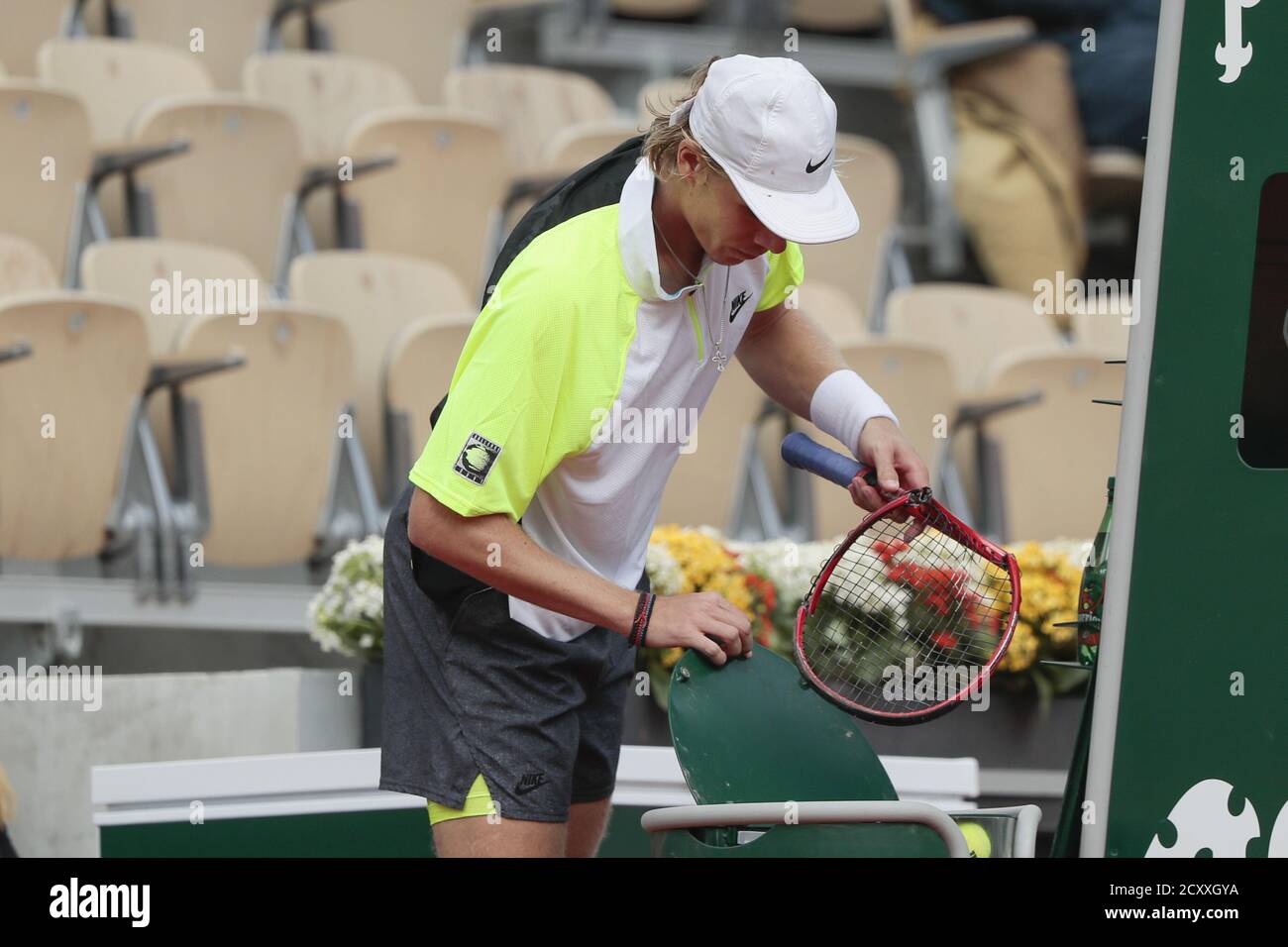 Paris, France. 1st Oct 2020. Denis SHAPOVALOV (CAN) has broken his tennis racket during the Roland Garros 2020, Grand Slam tennis tournament, on October 1 st, 2020 at Roland Garros stadium in Paris, France - Photo Stephane Allaman / DPPI Credit: LM/DPPI/Stephane Allaman/Alamy Live News Stock Photo