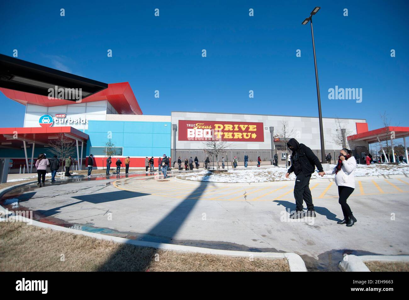 Austin. 19th Feb, 2021. People wait in line to enter H-E-B supermarket in Austin. Austin, Texas. Mario Cantu/CSM/Alamy Live News Stock Photo