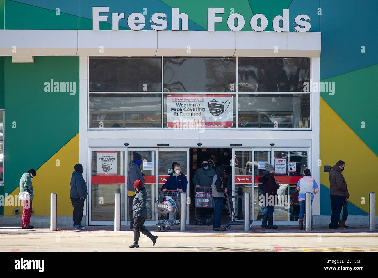 Austin. 19th Feb, 2021. People wait in line to enter H-E-B supermarket in Austin. Austin, Texas. Mario Cantu/CSM/Alamy Live News Stock Photo