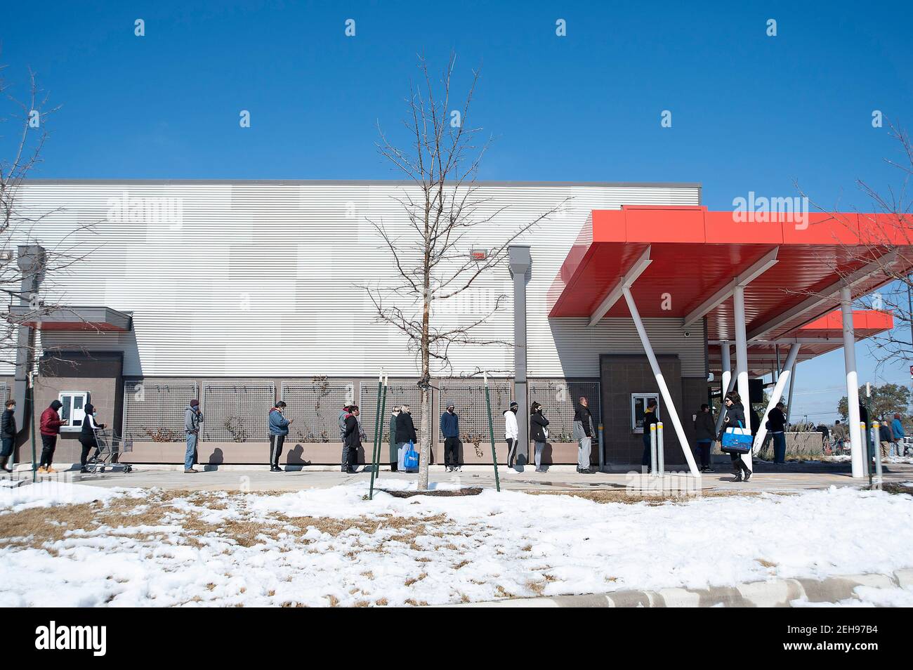 Austin. 19th Feb, 2021. People wait in line to enter H-E-B supermarket in Austin. Austin, Texas. Mario Cantu/CSM/Alamy Live News Stock Photo