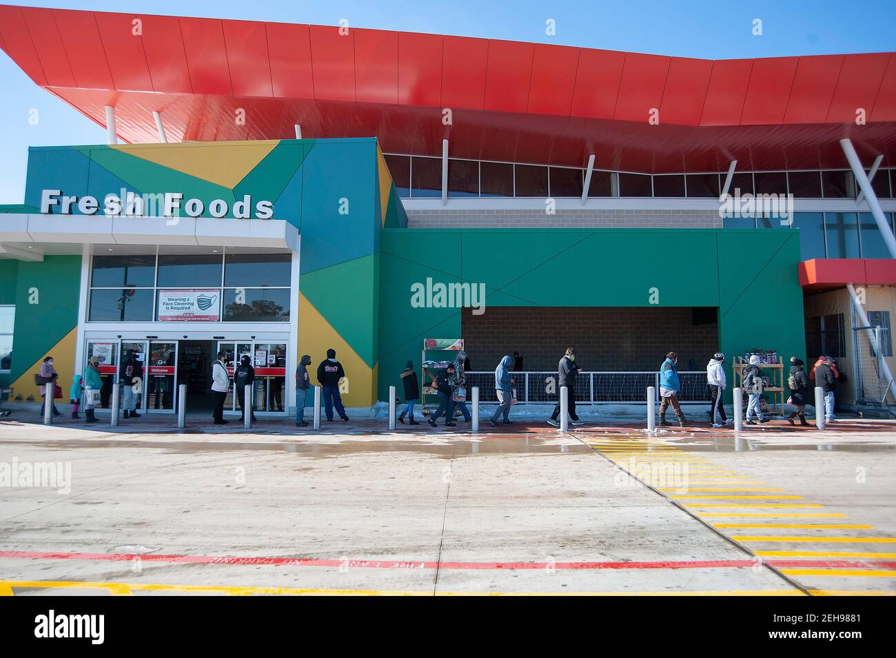 Austin. 19th Feb, 2021. People wait in line to enter H-E-B supermarket in Austin. Austin, Texas. Mario Cantu/CSM/Alamy Live News Stock Photo