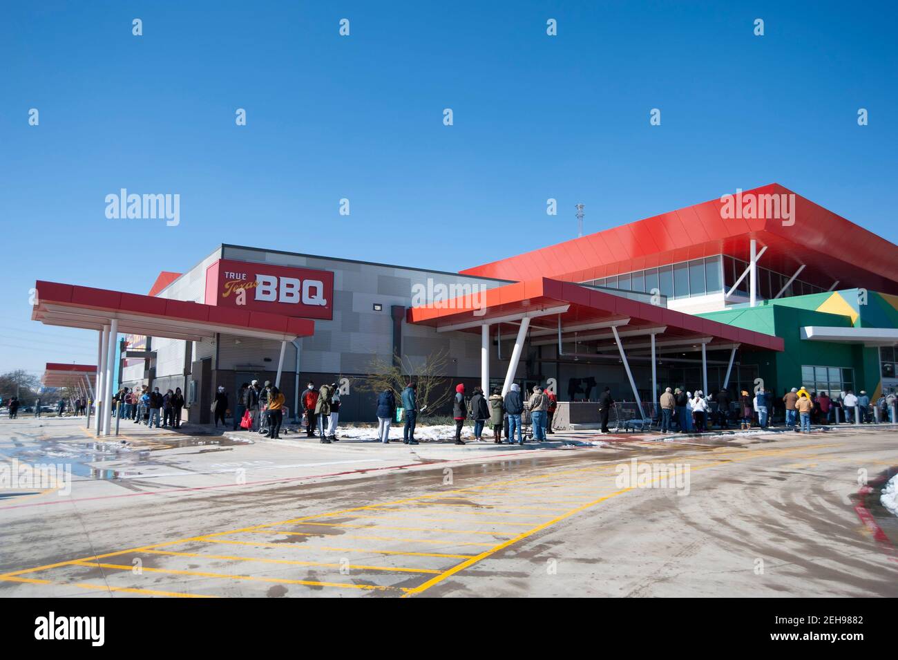 Austin. 19th Feb, 2021. People wait in line to enter H-E-B supermarket in Austin. Austin, Texas. Mario Cantu/CSM/Alamy Live News Stock Photo