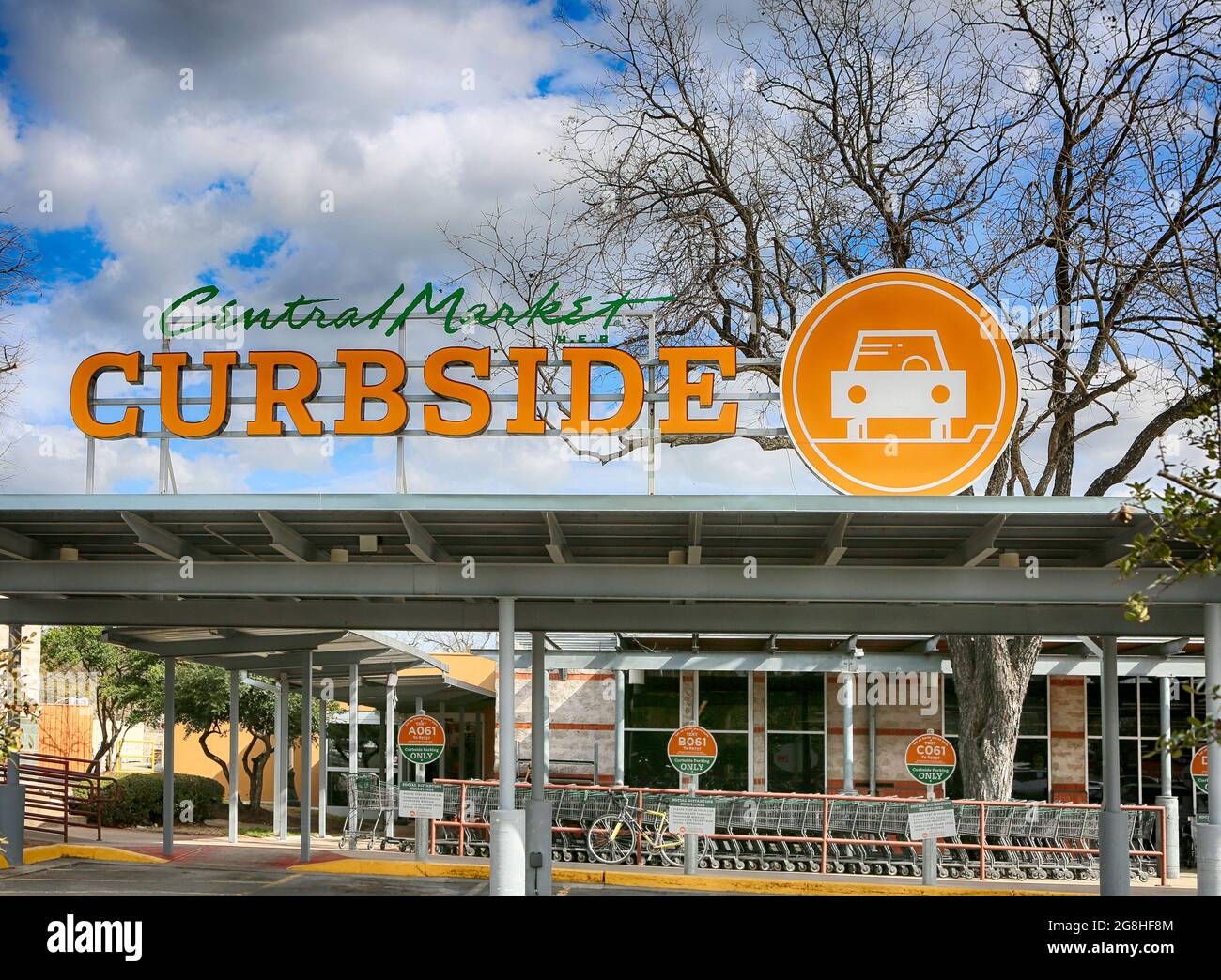 March 10, 2021, Austin, Texas.  CURBSIDE sign at Central Market. Central Market is an American gourmet Stock Photo