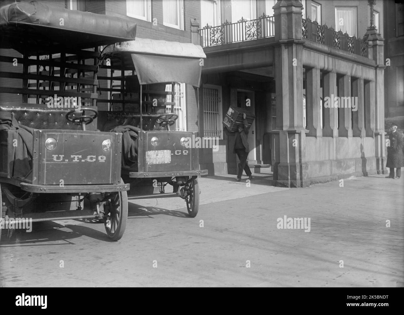 Belongings of Count J.H. Von Bernstorff being removed from the German Embassy, Washington DC, 1917. First World War: Johann Heinrich von Bernstorff was German ambassador to the United States from 1908 to 1917. He left the US on 3 February 1917, after President Woodrow Wilson severed diplomatic relations with Germany. Stock Photo