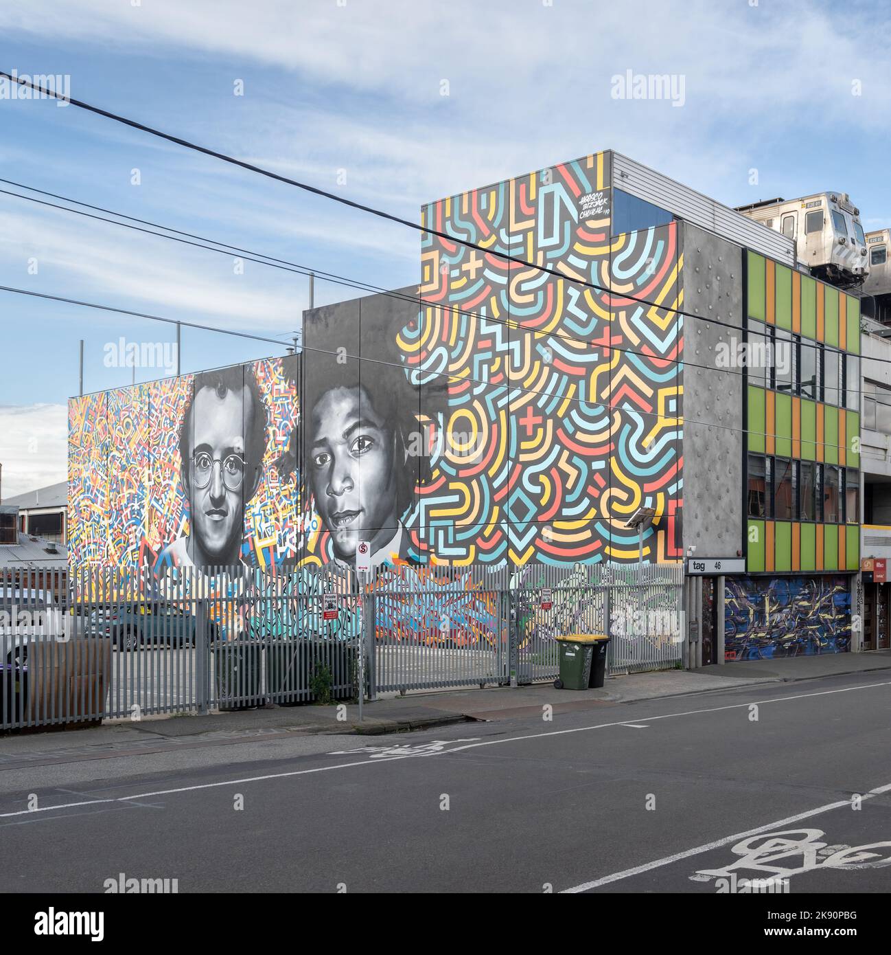 Melbourne, Victoria, Australia - Mural of Keith Haring and Jean-Michel Basquiat by Heesco with End to End builidng by ITN Architects Stock Photo