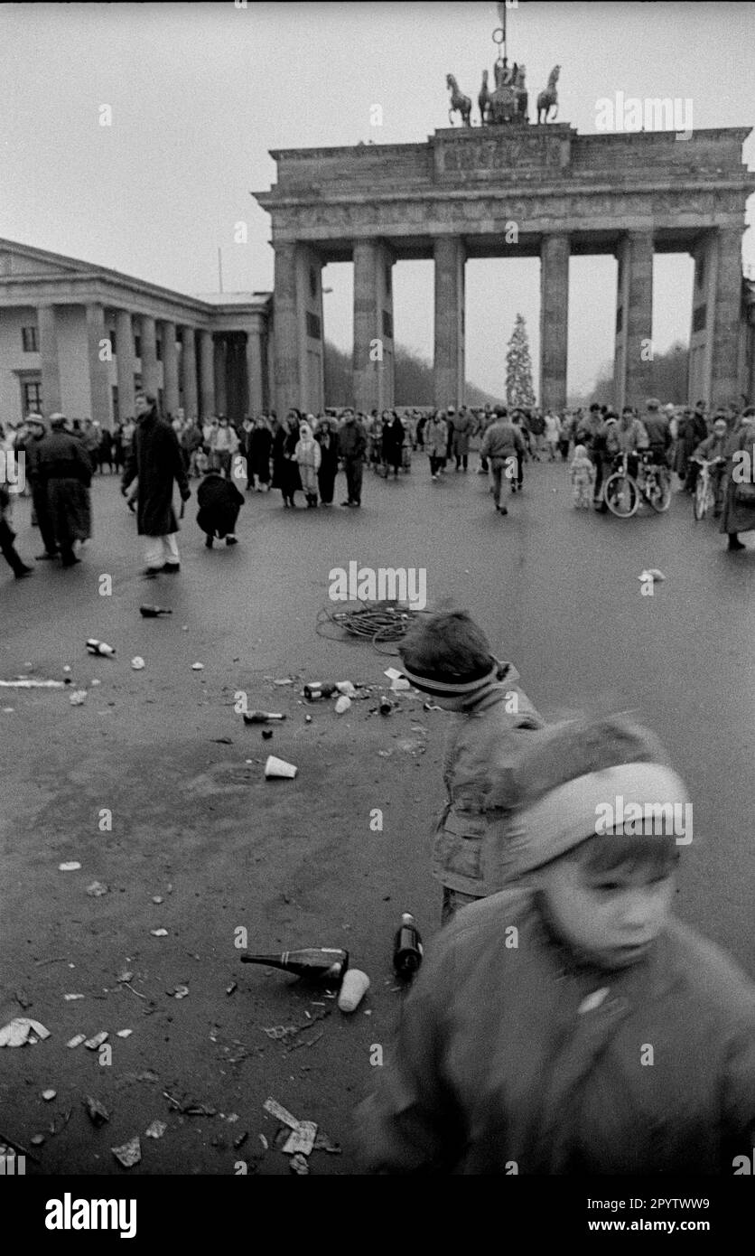 GDR, Berlin, 01.01.1990, after the New Year's Eve 1989/90 at the Brandenburg, children and garbage, [automated translation] Stock Photo