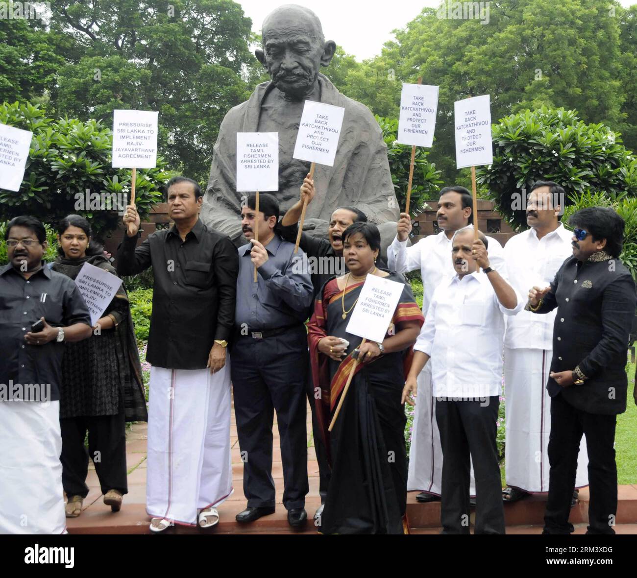 Bildnummer: 60340554  Datum: 08.08.2013  Copyright: imago/Xinhua (130809) -- NEW DELHI, Aug. 8, 2013 (Xinhua) -- Members of Parliament from Tamil leading political Dravida Munnetra Kazhagam (DMK) party stage a demonstration, demanding early release of Indian fishermen from Sri Lankan jail in front of Gandhi statue at the Parliament house in New Delhi, India, Aug. 8, 2013. (Xinhua/Partha Sarkar) INDIA-NEW DELHI-DMK-PROTEST-SRI LANKA PUBLICATIONxNOTxINxCHN Demo Protest Politik xns x0x 2013 quadrat premiumd     60340554 Date 08 08 2013 Copyright Imago XINHUA  New Delhi Aug 8 2013 XINHUA Members o Stock Photo