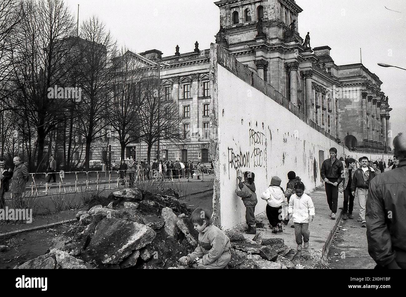 Children play in the remains and ruins of the Berlin Wall at the Reichstag building. [automated translation] Stock Photo