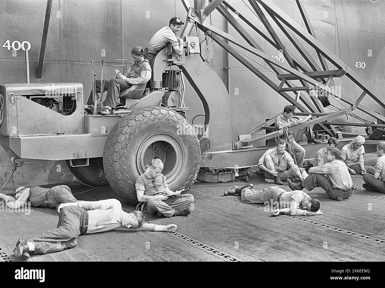 Enlisted men relaxing on flight deck of the USS Lexington (CV-16), November 1943 Stock Photo