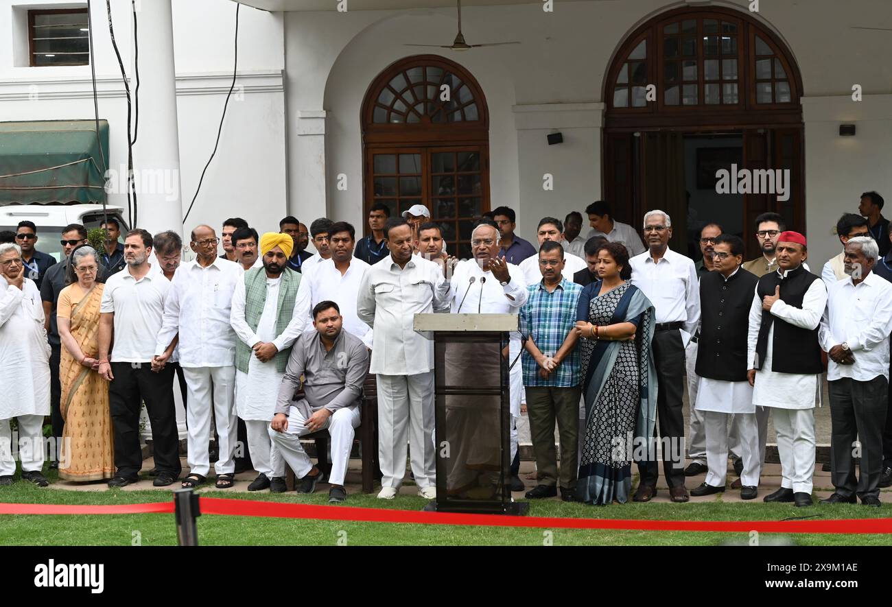 NEW DELHI, INDIA - JUNE 1: Congress President Mallikarjun Kharge, the party leaders Sonia Gandhi and Rahul Gandhi, Delhi Chief Minister and AAP chief Arvind Kejriwal, Punjab Chief Minister Bhagwant Mann, JMM leader Kalpana Soren, Samajwadi party leader Akhilesh Yadav, NCP President Sharad Pawar, DMK leader TR Baalu, RJD leader Tejashwi Yadav, CPI(M) Sitaram Yechury and others after INDIA bloc leaders' meeting at Kharge's residence, on June 1, 2024 in New Delhi, India. The INDIA bloc meeting in Delhi to discuss the future course of action after the results of the Lok Sabha polls are announced o Stock Photo