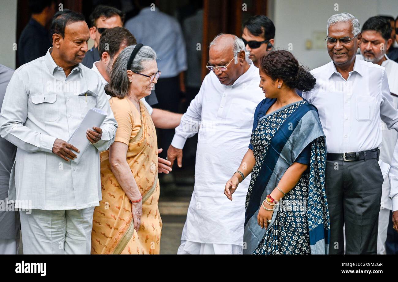 NEW DELHI, INDIA - JUNE 1: Congress Parliamentary Party (CPP) Chairperson Sonia Gandhi, Congress National President Mallikarjun Kharge, T. R. Baalu DMK, Kalpana Soren JMM Congress leader Rahul Gandhi and other leaders show victory signs after attending the INDIA Bloc meeting at the residence of Mallikarjun Kharge at Rajaji Marg on June 1, 2024 in New Delhi, India. The INDIA bloc meeting in Delhi to discuss the future course of action after the results of the Lok Sabha polls are announced on June 4. (Photo by Raj K Raj/Hindustan Times/Sipa USA ) Stock Photo