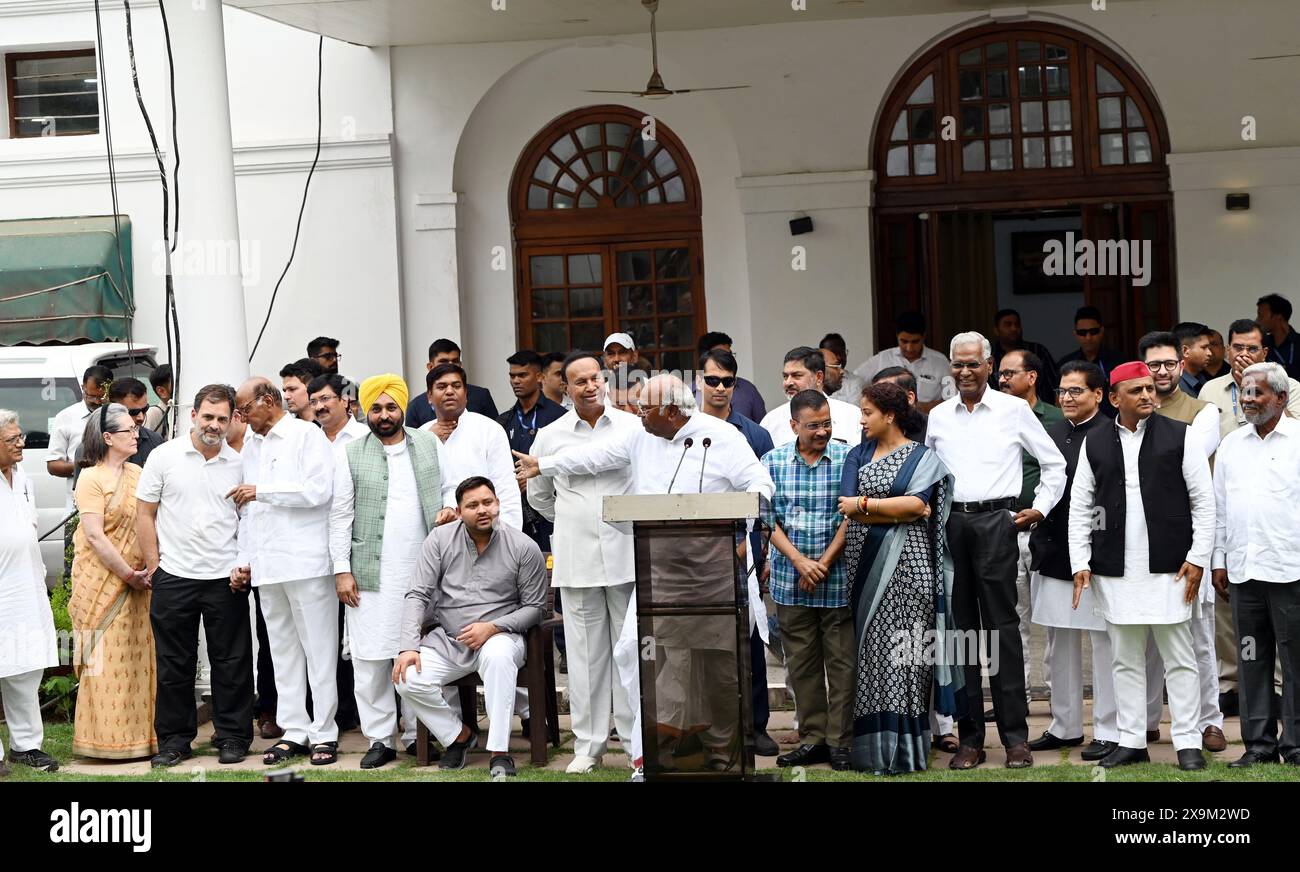 NEW DELHI, INDIA - JUNE 1: Congress President Mallikarjun Kharge, the party leaders Sonia Gandhi and Rahul Gandhi, Delhi Chief Minister and AAP chief Arvind Kejriwal, Punjab Chief Minister Bhagwant Mann, JMM leader Kalpana Soren, Samajwadi party leader Akhilesh Yadav, NCP President Sharad Pawar, DMK leader TR Baalu, RJD leader Tejashwi Yadav, CPI(M) Sitaram Yechury and others after INDIA bloc leaders' meeting at Kharge's residence, on June 1, 2024 in New Delhi, India. The INDIA bloc meeting in Delhi to discuss the future course of action after the results of the Lok Sabha polls are announced o Stock Photo