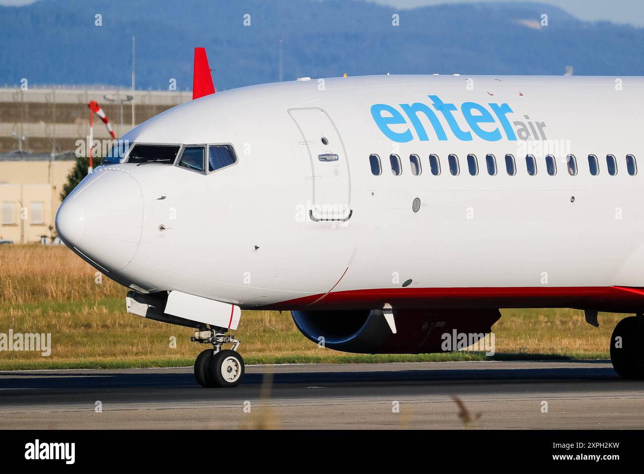 Enter Air Boeing 737-8 Max, Landung, Symbolbild, EuroAirport Basel Mulhouse, Schweiz, Frankreich, Kennzeichen SP-EXI, Boeing 737-8 Max, Bugsektion mit Cockpit, Passagiere, Reisen, Fliegen, Urlaub, Geschäftsflüge, Flugverkehr, Verbindung, international, Geschäftsflugzeug, Flugzeug, Startbahn, Landebahn Basel EuroAirport Basel Mulhouse F Baden-Wuerttemberg Frankreich *** Enter Air Boeing 737 8 Max, landing, symbolic image, EuroAirport Basel Mulhouse, Switzerland, France, license plate SP EXI, Boeing 737 8 Max, nose section with cockpit, passengers, travel, flying, vacation, business flights, air Stock Photo