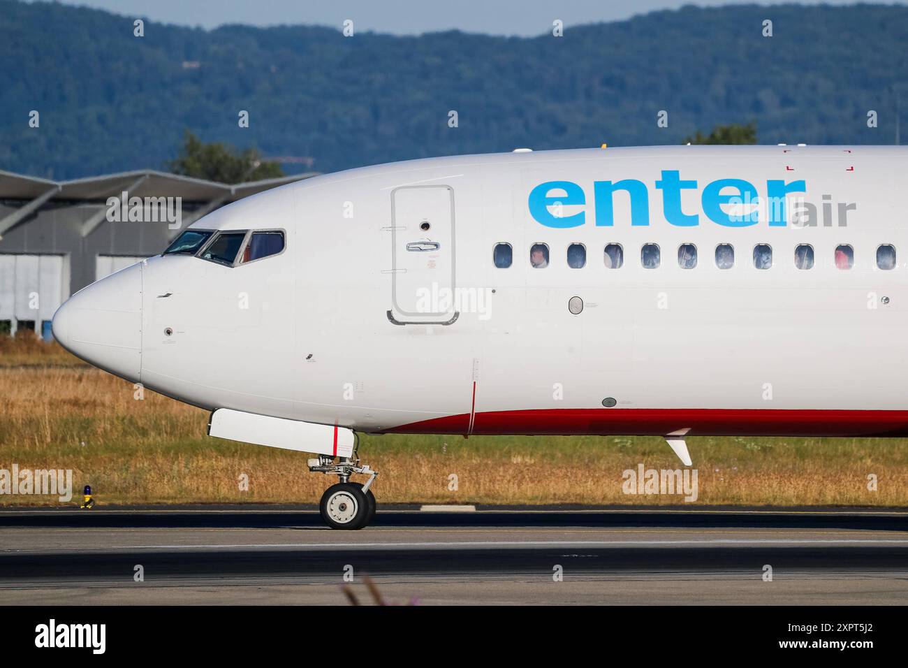 Enter Air Boeing 737-8 Max, Landung, Symbolbild, EuroAirport Basel Mulhouse, Schweiz, Frankreich, Kennzeichen SP-EXI, Boeing 737-8 Max, Bugsektion mit Cockpit, Passagiere, Reisen, Fliegen, Urlaub, Geschäftsflüge, Flugverkehr, Verbindung, international, Geschäftsflugzeug, Flugzeug, Startbahn, Landebahn Basel EuroAirport Basel Mulhouse F Baden-Wuerttemberg Frankreich *** Enter Air Boeing 737 8 Max, landing, symbolic image, EuroAirport Basel Mulhouse, Switzerland, France, license plate SP EXI, Boeing 737 8 Max, nose section with cockpit, passengers, travel, flying, vacation, business flights, air Stock Photo