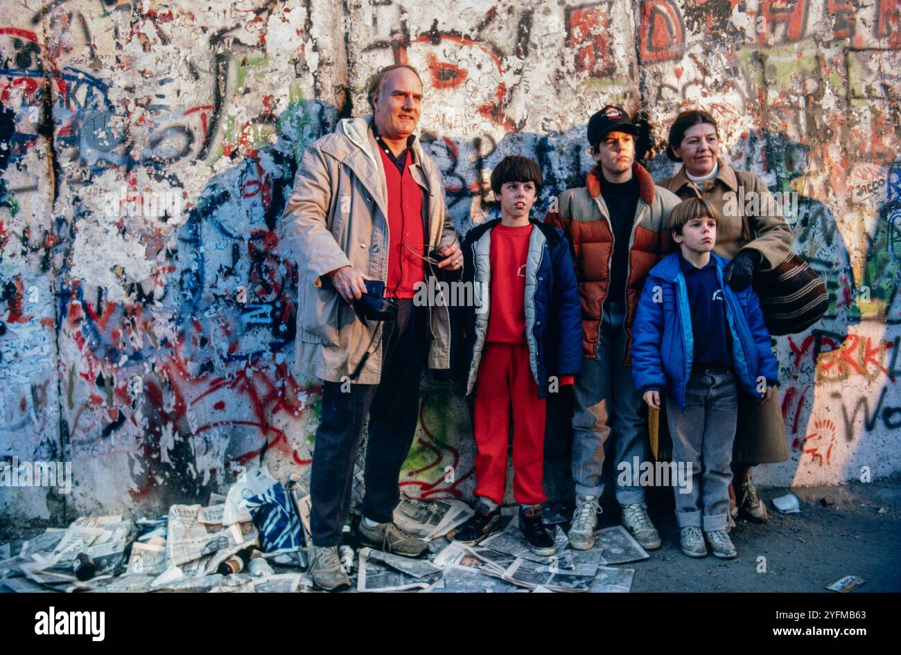 after the fall of the wall, 1989, Berlin, Germany DEUTSCHLAND, 19.11.1989, Berlin-Kreuzberg, Mitte. 10 Tage nach dem Mauerfall: Mauerabschnitt Zimmerstrasse, Familie mit Willkommenszeitungen fuer Ostberliner. Wall section Zimmer street, family with welcome papers for East Berliners. Â *** after the fall of the wall, 1989, Berlin, Germany DEUTSCHLAND, 19 11 1989, Berlin Kreuzberg, Mitte 10 days after the fall of the wall Wall section Zimmerstrasse, family with welcome papers for East Berliners Wall section Zimmer street, family with welcome papers for East Berliners Â Copyright: MartinxFejer/es Stock Photo