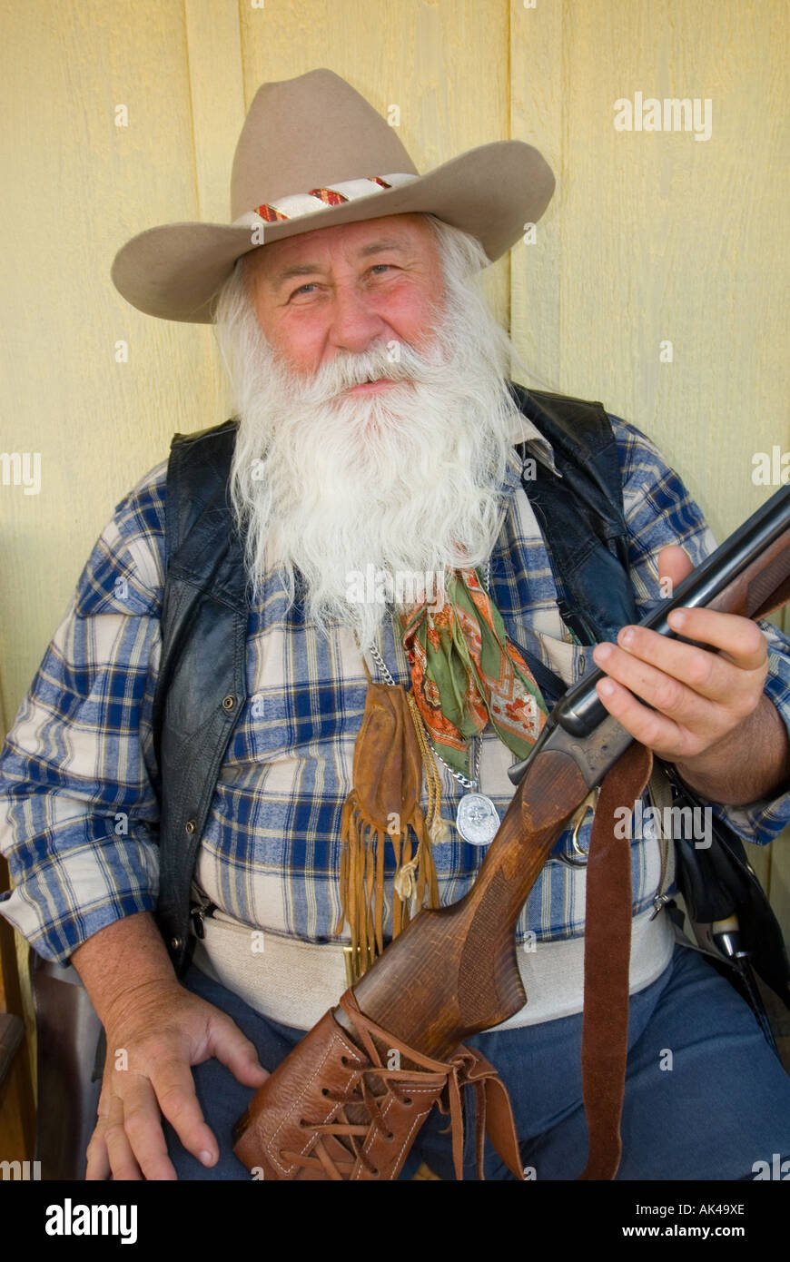 ARIZONA TOWN OF WILLIAMS Bearded COWBOY WITH FULL BEARD AND WINCHESTER RIFLE MAIN STREET Stock Photo