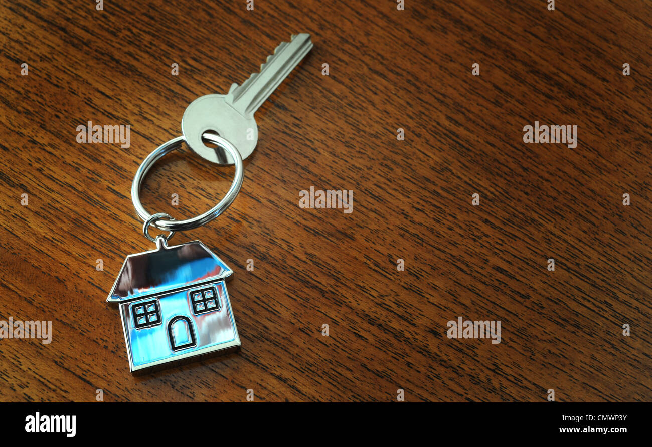 HOUSE KEY AND KEYRING RE HOUSE PRICES VALUES PROPERTY MARKET BUYING SELLING HOME BUYERS COSTS MORTGAGES ETC UK Stock Photo