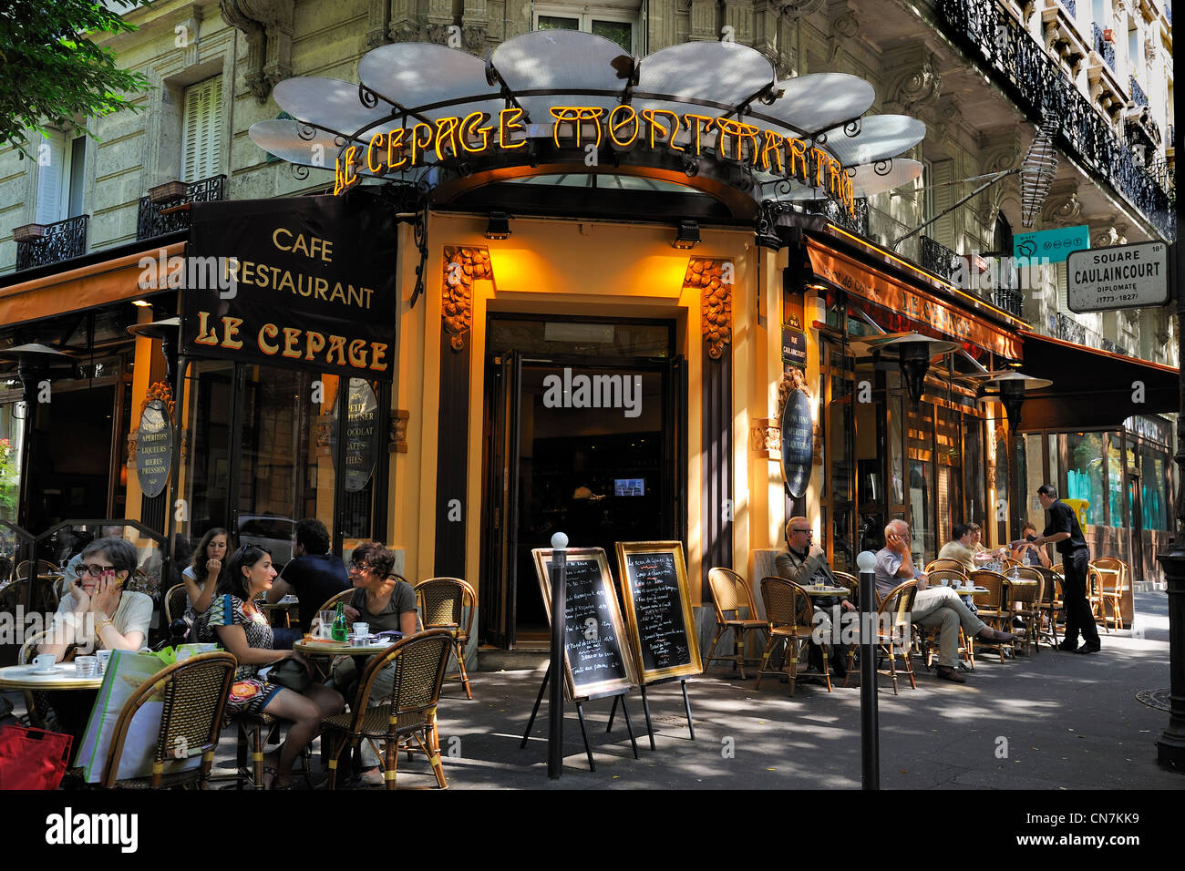 France, Paris, the brasserie Le Cepage Montmartrois in the Rue Caulaincourt Stock Photo