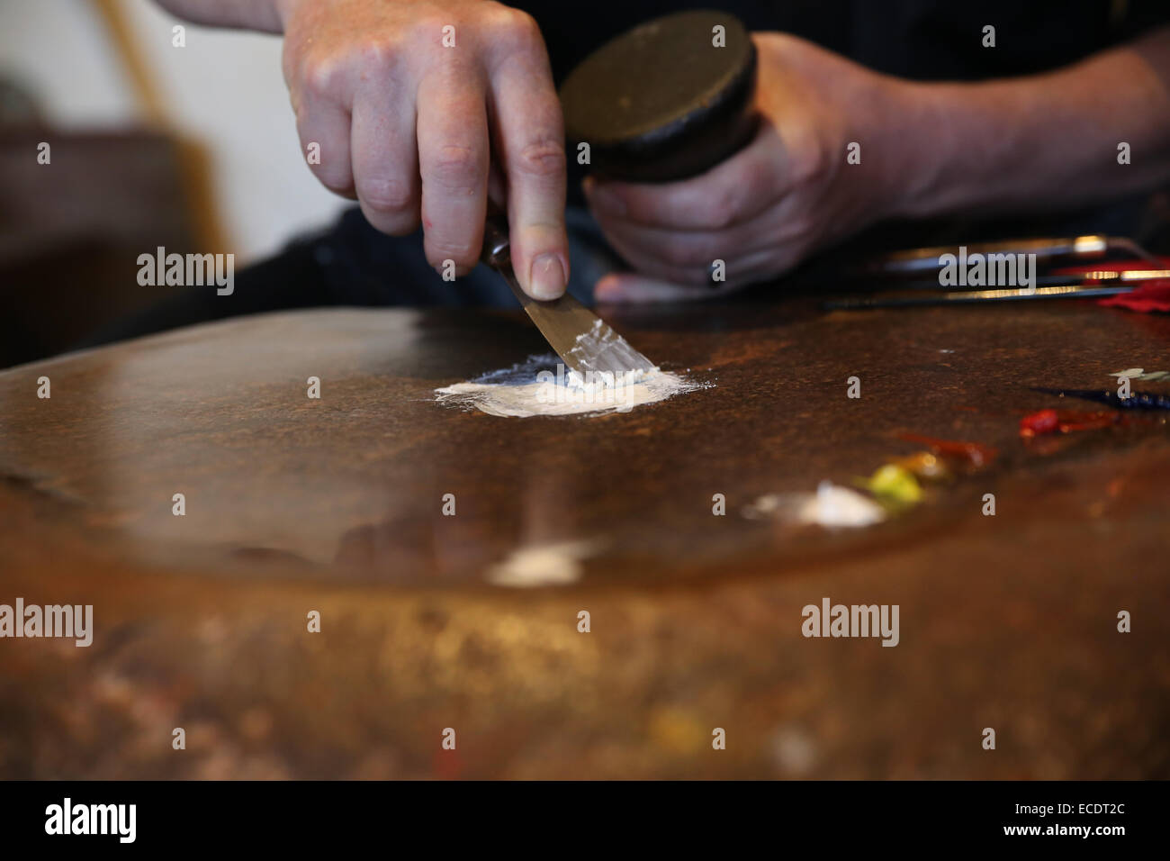 traditional method mixing oil powder paint pigment color Stock Photo