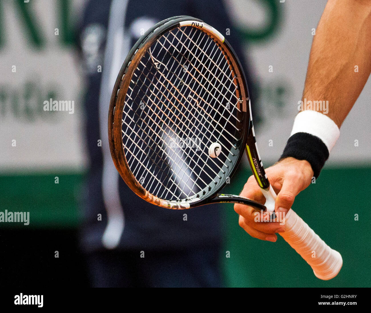 Paris, France, 31 June, 2016, Tennis, Roland Garros, Tennis racket with broken string  Credit:  Henk Koster/Alamy Live News Stock Photo